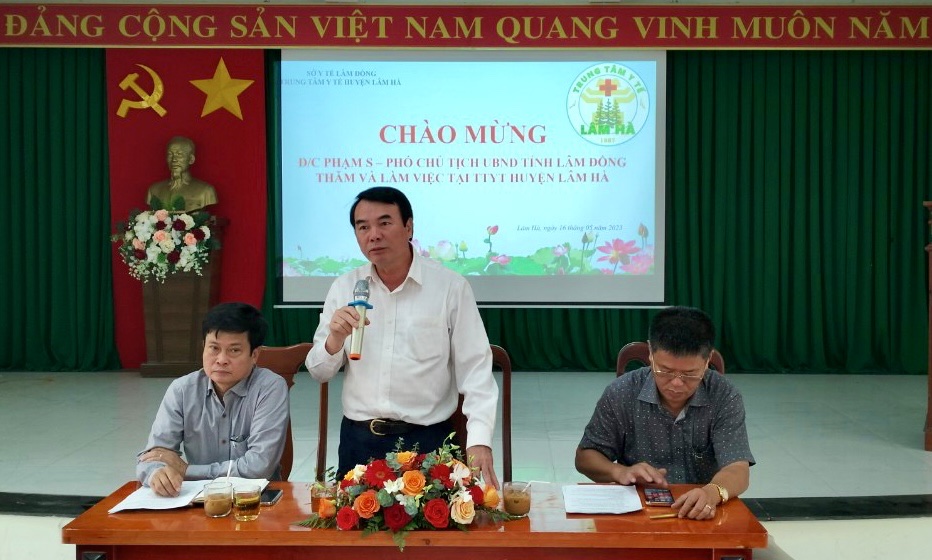 Ông Phạm S - Phó Chủ tịch UBND tỉnh phát biểu tại Trung tâm Y tế huyện Lâm Hà 
