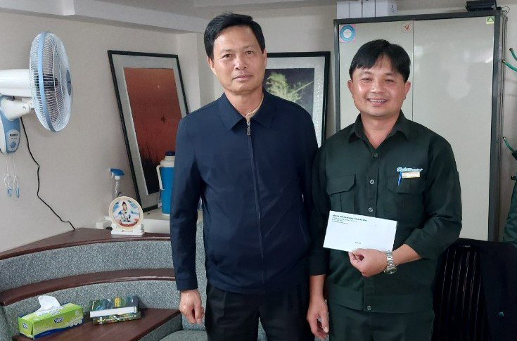Bí thư Đảng ủy Khối Doanh nghiệp tỉnh Lâm Đồng Hoàng Xuân Hường trao quà cho đảng viên là công nhân