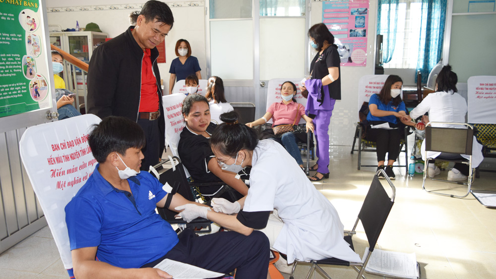Đông đảo cán bộ và Nhân dân huyện Đức Trọng tham gia ngày hội hiến máu nhân đạo