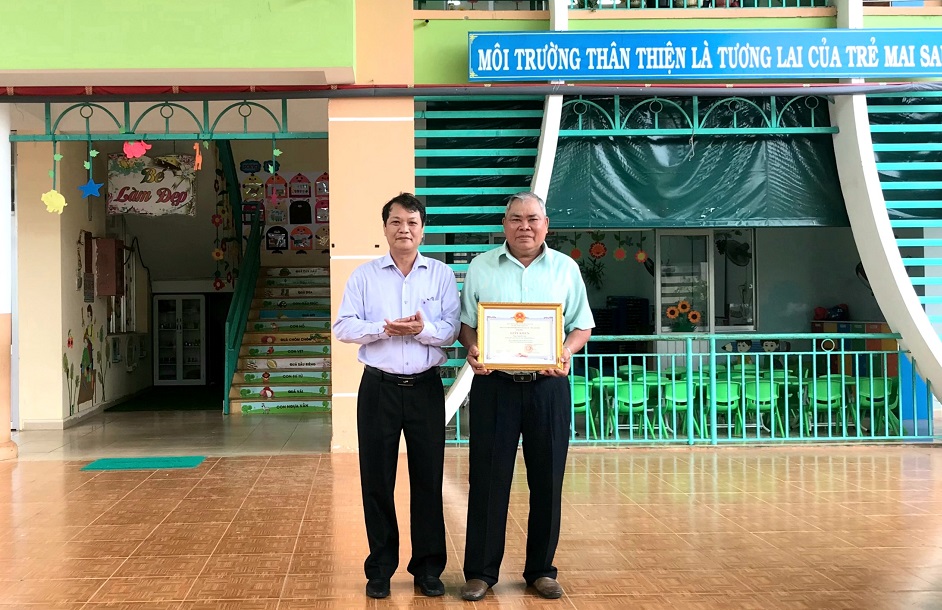 Ông Phùng Ngọc Hạp - Phó Chủ tịch UBND TP Bảo Lộc trao khen thương cho ông Nguyễn Lộc