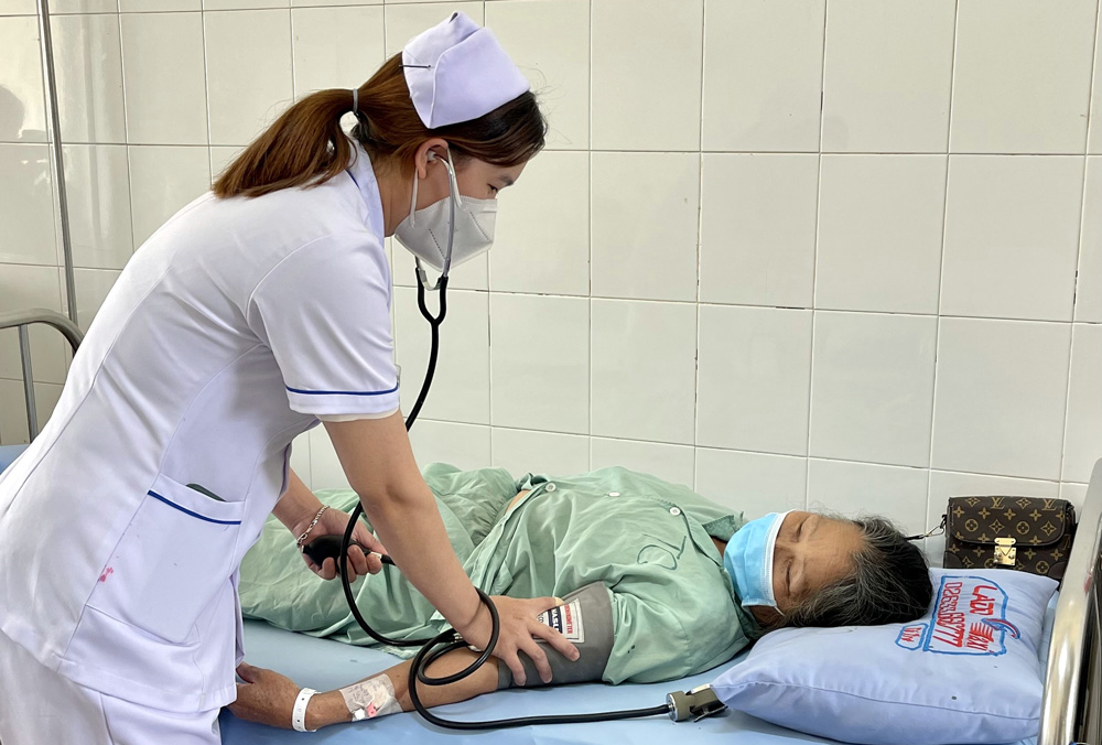 Điều dưỡng theo dõi, chăm sóc người bệnh tại Bệnh viện Đa khoa Lâm Đồng