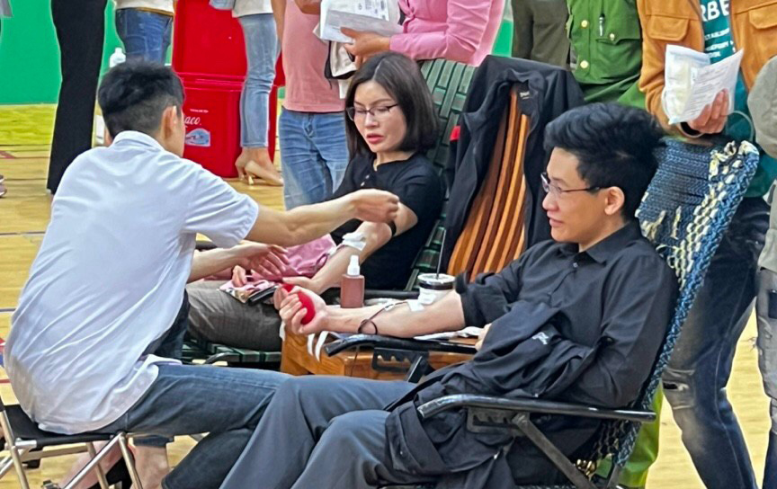 Nhiều người tình nguyện tham gia hiến máu tại huyện Lạc Dương