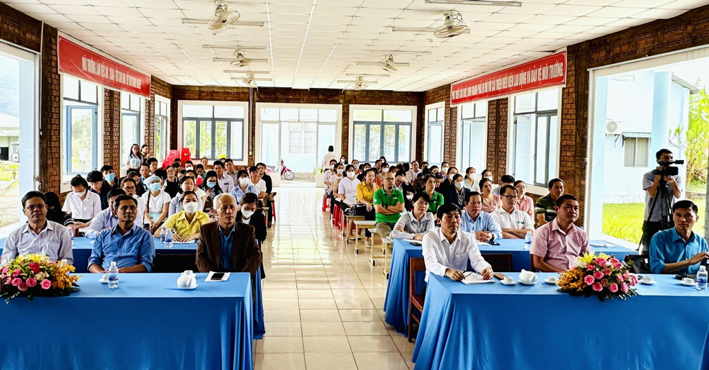 Hơn 100 lãnh đạo doanh nghiệp, Chủ tịch Công đoàn cơ sở, cán bộ làm công tác BHXH ở các doanh nghiệp trong và ngoài Khu công nghiệp Lộc Sơn (TP Bảo Lộc) tham gia hội nghị