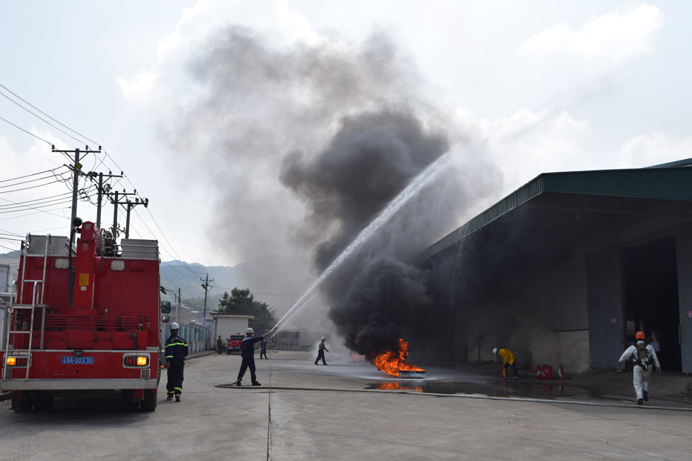 Diễn tập phướng án chữa cháy và cứu nạn, cứu hộ tại Công ty TNHH TM&DV Trường Hoàng Lâm Đồng