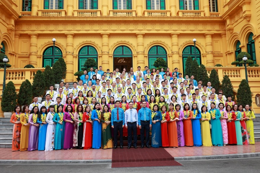 Chủ tịch nước Võ Văn Thưởng chụp ảnh lưu niệm cùng lãnh đạo Tổng Liên đoàn Lao động Việt Nam và các điển hình tiên tiến