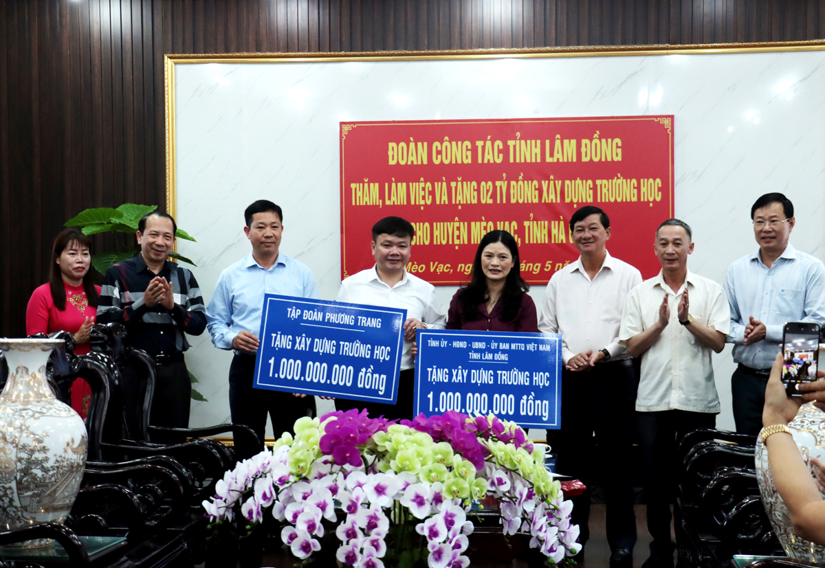 Đoàn công tác của tỉnh Lâm Đồng tặng 2 tỷ đồng cho huyện Mèo Vạc để xây dựng trường học.