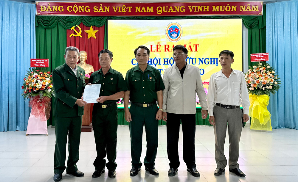 Lãnh đạo Hội Hữu nghị Việt Nam - Lào tỉnh Lâm Đồng trao quyết định thành lập Chi hội Hội Hữu nghị Việt Nam - Lào huyện Đơn Dương