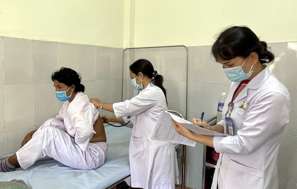 Bác sỹ và điều dưỡng thăm, khám cho bệnh nhân tại Trung tâm Y tế huyện Lâm Hà 