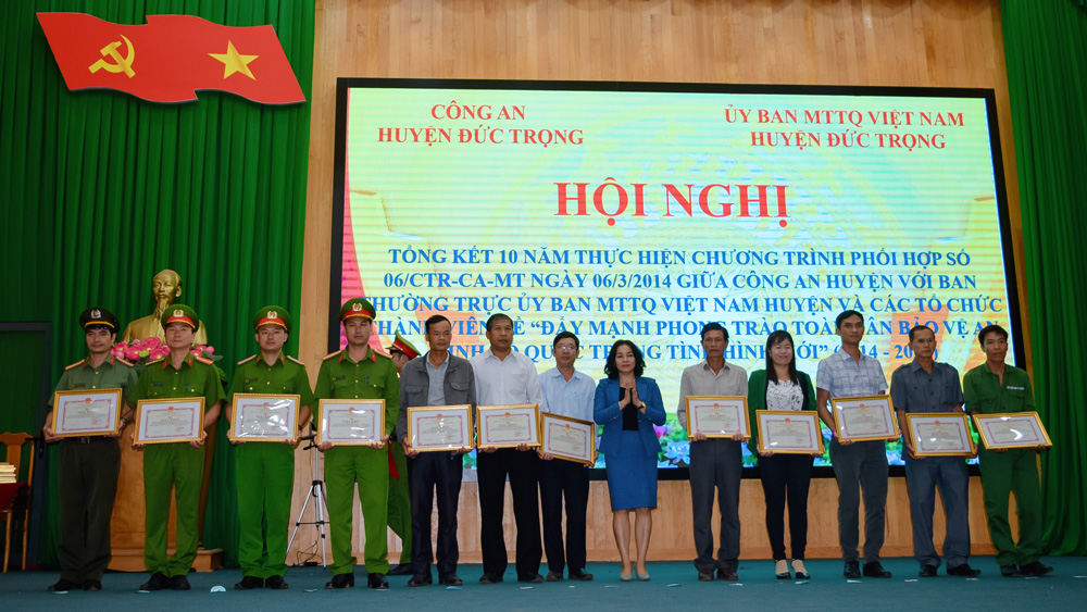 Bà Phạm Thị Thanh Thúy - Phó Chủ tịch UBND huyện, trao giấy khen cho các tập thể xuất sắc