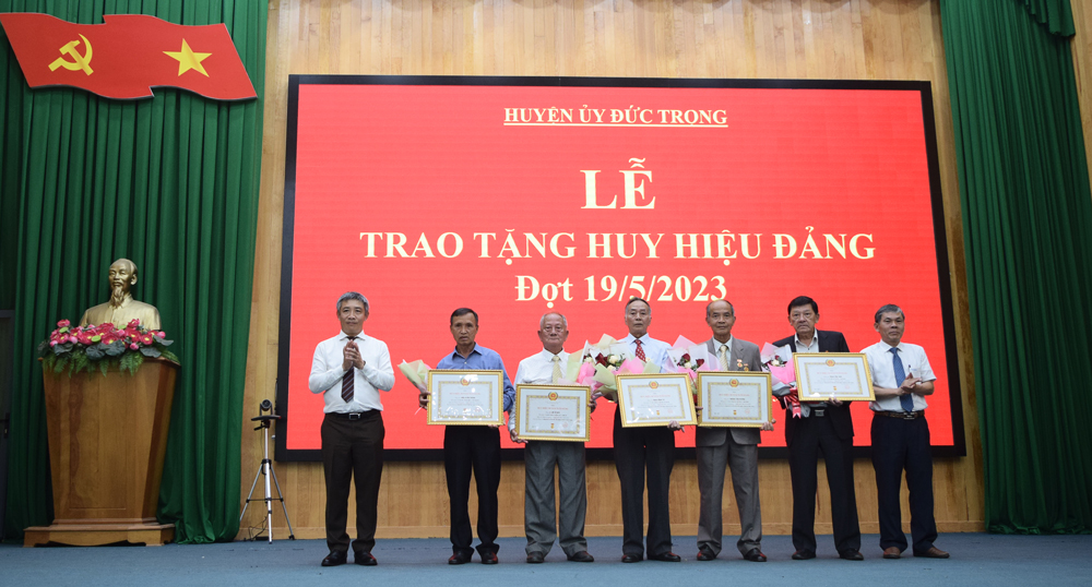 Đồng chí Bùi Sơn Điền – Bí thư Huyện ủy và đồng chí Nguyễn Văn Cường – Chủ tịch UBND huyện, trao Huy hiệu Đảng cho các đảng viên
