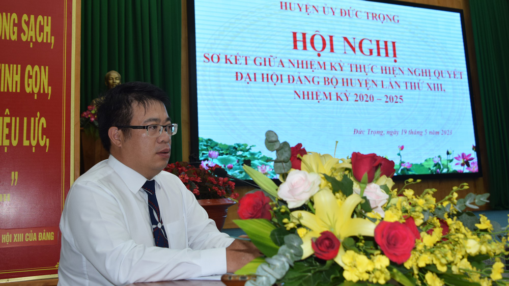Đồng chí Bùi Sơn Điền - Bí thư Huyện ủy Đức Trọng, phát biểu tại hội nghị