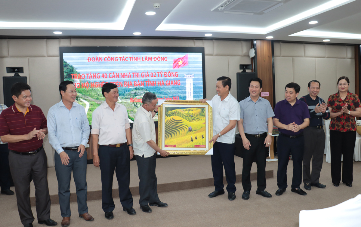 Chủ tịch UBND tỉnh Nguyễn Văn Sơn tặng bức tranh cho Chủ tịch UBND tỉnh Lâm Đồng.