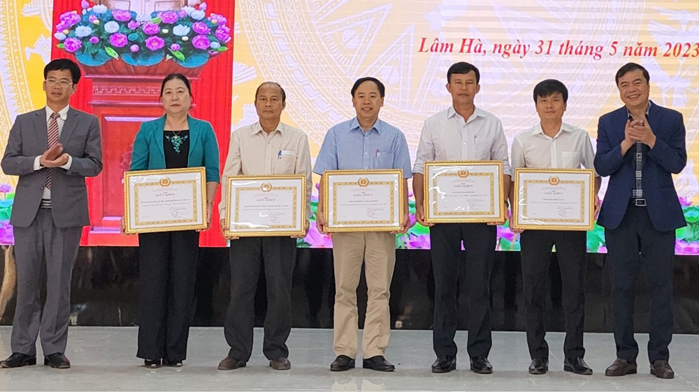Trao giấy khen của Ban Thường vụ Huyện ủy Lâm Hà cho các tổ chức đảng có thành tích hoàn thành xuất sắc nhiệm vụ giữa nhiệm kỳ 2020 - 2025