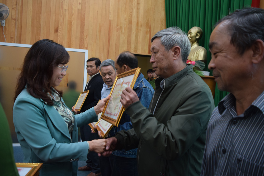 Bà Nguyễn Thị Tố Loan - Phó Chủ tịch HĐND huyện, trao giấy khen cho các tập thể xuất sắc