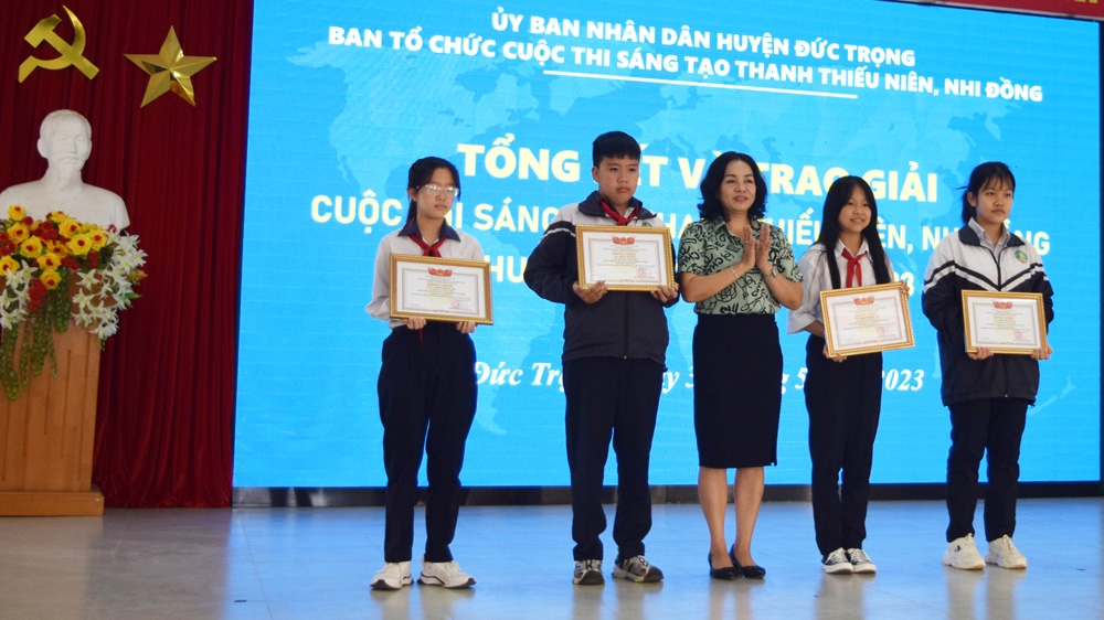Bà Phạm Thị Thanh Thúy – Phó Chủ tịch UBND huyện, trao giấy khen cho các em học sinh đoạt giải nhất