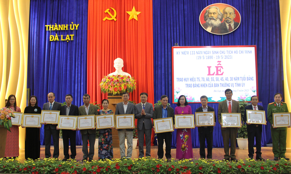 Phó Bí thư Thành ủy, Chủ tịch UBND TP Đà Lạt Đặng Quang Tú trao Bằng khen của Ban Thường vụ Tỉnh ủy cho các đảng viên hoàn thành xuất sắc nhiệm vụ 5 năm liền