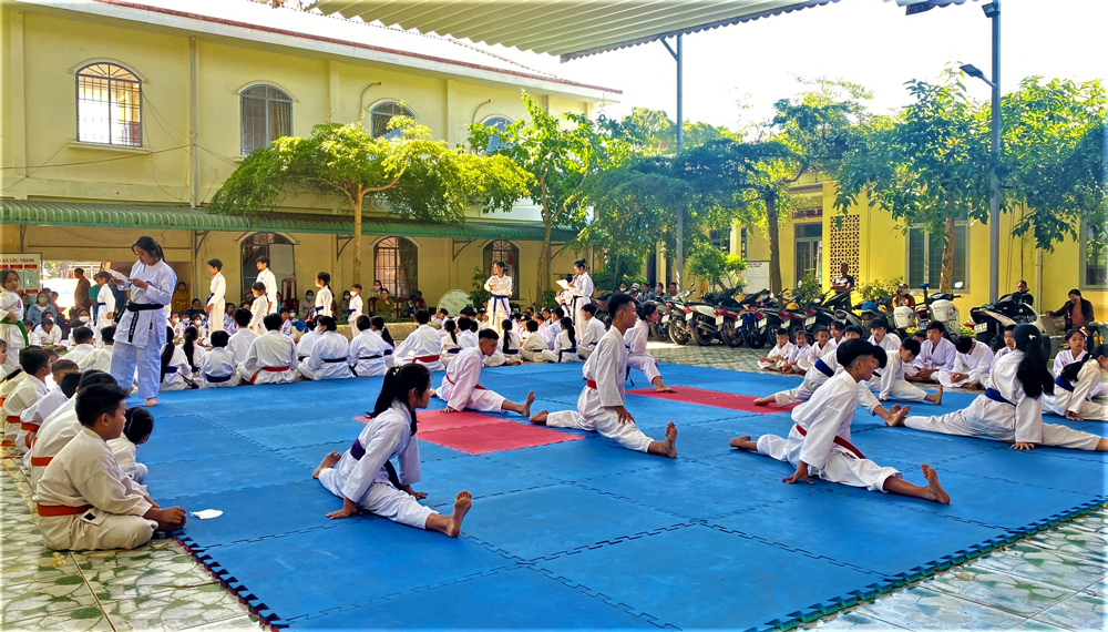 Trên 200 môn sinh Karate tham dự kỳ thi lên đai tại Bảo Lâm 