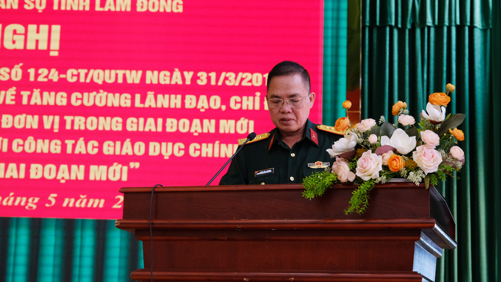 Đại tá Trần Văn Khương - Chính ủy Bộ CHQS tỉnh phát biểu tại hội nghị tổng kết
