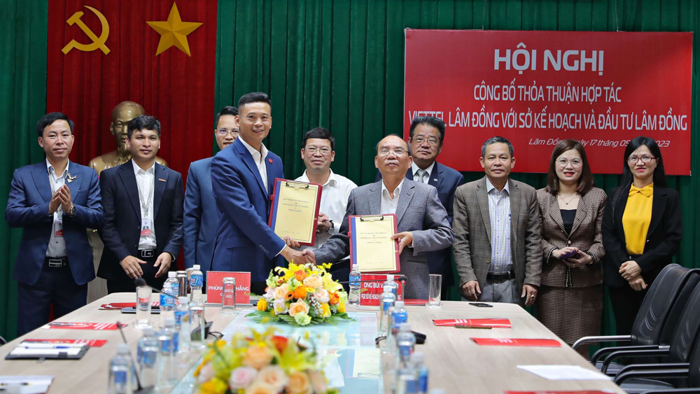 Lãnh đạo Viettel Lâm Đồng và Sở Kế hoạch và Đầu tư tỉnh công bố thỏa thuận hợp tác giữa 2 bên