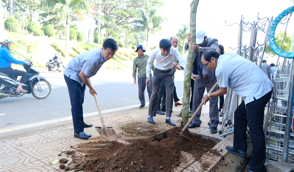 Đồng chí Đinh Văn Tuấn – Bí thư Huyện uỷ Di Linh tham gia trồng cây sáng 19/5