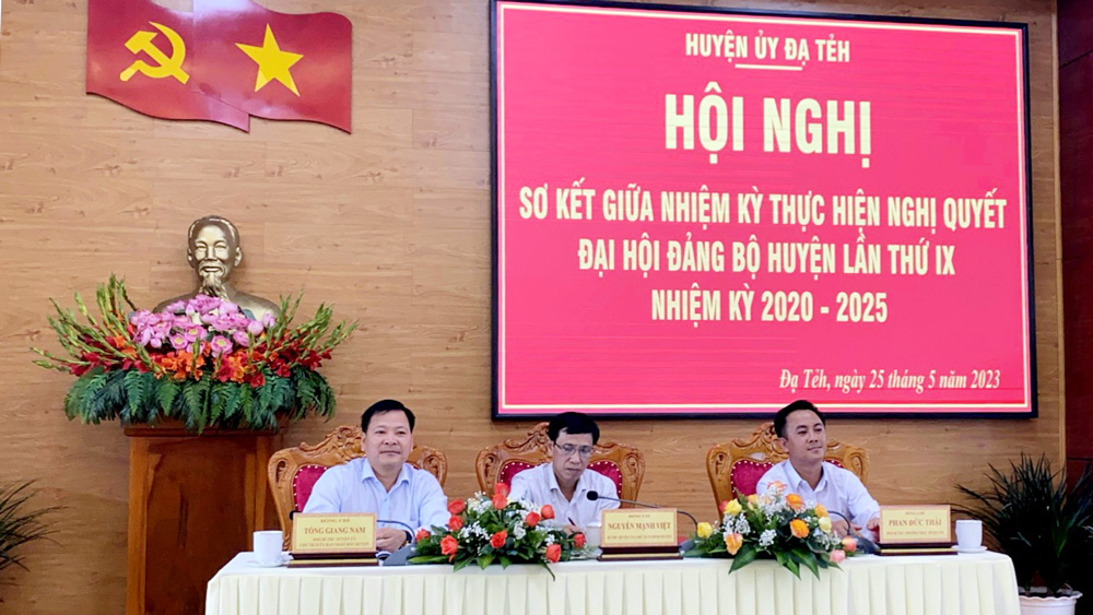 Các đồng chí lãnh đạo huyện Đạ Tẻh chủ trì Hội nghị