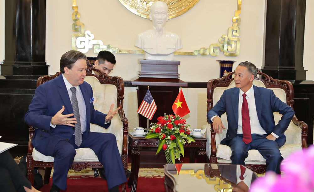 Chủ tịch UBND tỉnh Lâm Đồng Trần Văn Hiệp tiếp xã giao Đại sứ Hoa Kỳ tại Việt Nam Marc E. Knapper