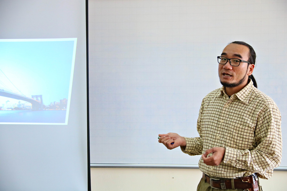 Ông Dương Ngọc Hải - Giảng viên Viện Khoa học Giáo dục Văn hoá Thể thao và Du lịch truyền tải thông tin cho các học viên