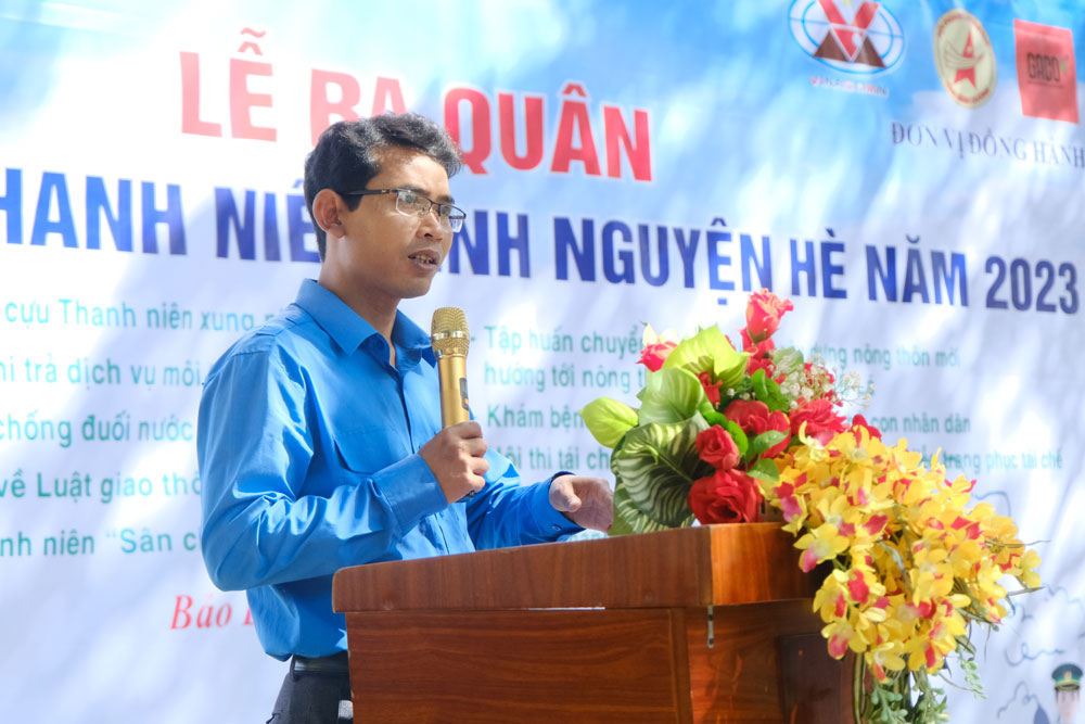 Anh Ndu Ha Biên - Phó Bí thư Tỉnh Đoàn, Phó Chủ tịch Thường trực Hội LHTN Việt Nam phát biểu khởi động Chiến dịch Thanh niên tình nguyện hè năm 2023