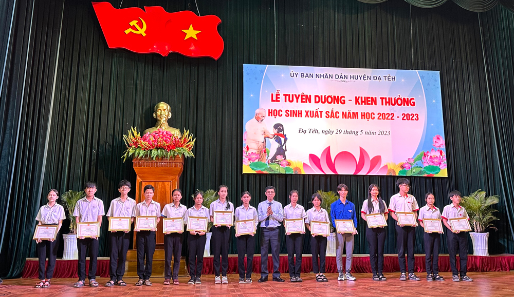 Ông Nguyễn Mạnh Việt - Bí thư Huyện ủy Đạ Tẻh khen thưởng cho các em học sinh có thành tích xuất sắc trong năm học 2022 -2023