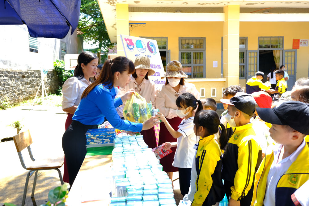 Học sinh đổi rác thải nhưạ lấy sữa và dụng cụ học tập