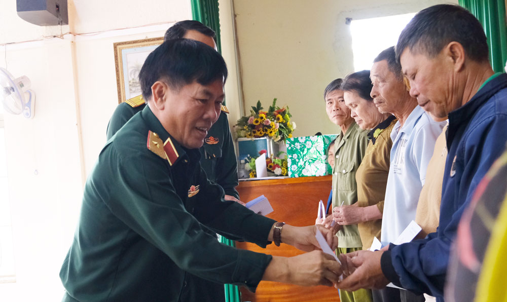 Thiếu tướng Đậu Văn Nậm - Phó Chính ủy Học viện Lục quân tặng quà các hộ gia đình