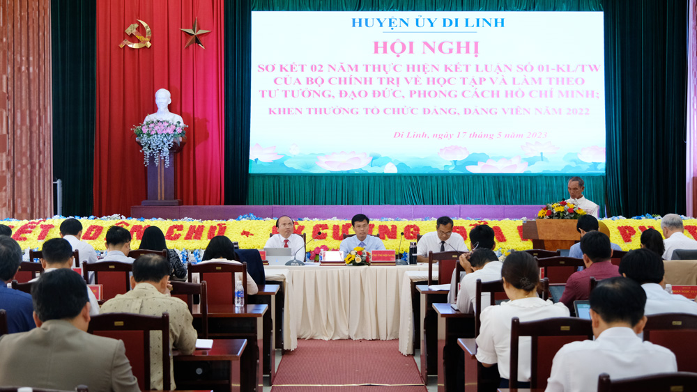 Các đồng chí lãnh đạo huyện Di Linh chủ trì Hội nghị 