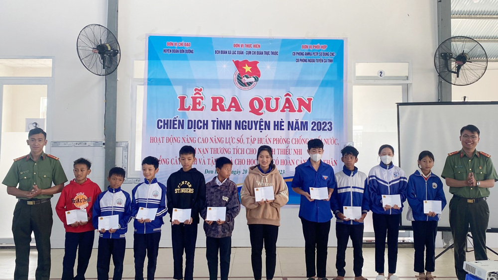 Trao quà cho các em học sinh có hoàn cảnh khó khăn trên địa bàn xã Lạc Xuân