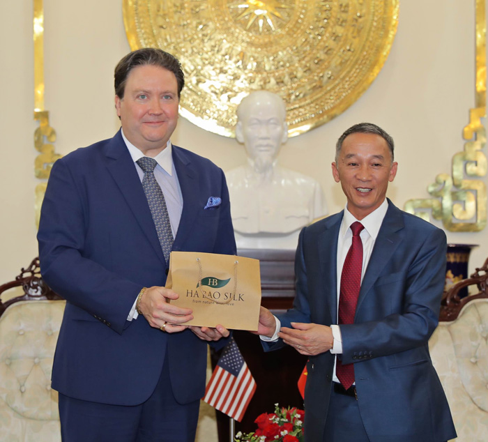Chủ tịch UBND tỉnh Lâm Đồng Trần Văn Hiệp tặng quà lưu niệm cho Đại sứ Hoa Kỳ tại Việt Nam Marc E. Knapper và đoàn công tác