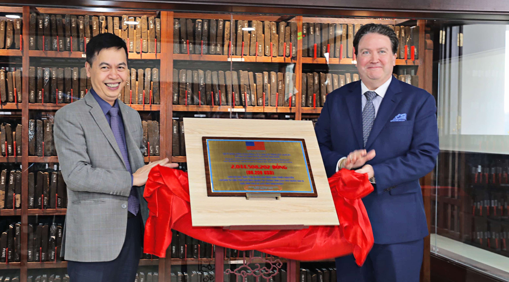 Cục trưởng Cục Văn thư và Lưu trữ Nhà nước Đặng Thanh Tùng và Đại sứ Hoa Kỳ tại Việt Nam Marc E. Knapper gỡ băng khánh thành hoàn thành dự án