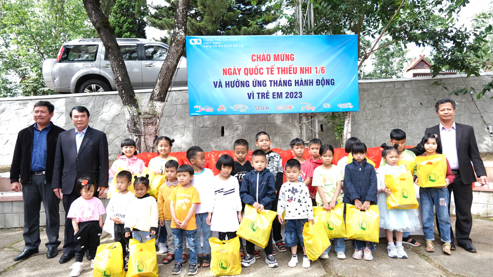 Trao quà cho các cháu tại Làng trẻ em SOS Đà Lạt