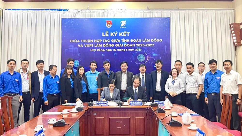Các đại biểu tham gia lễ ký kết thỏa thuận hợp tác giai đoạn 2023 - 2027 giữa Tỉnh Đoàn và Viễn thông Lâm Đồng