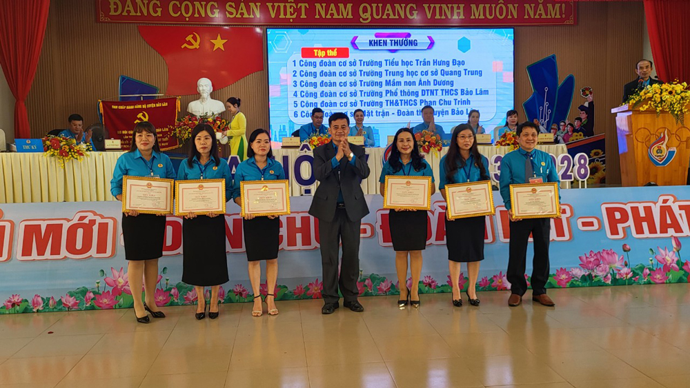 Khen thưởng cá nhân và tập thể của LĐLĐ Việt Nam