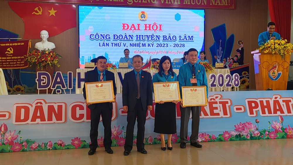 Khen thưởng cá nhân và tập thể của LĐLĐ tỉnh Lâm Đồng