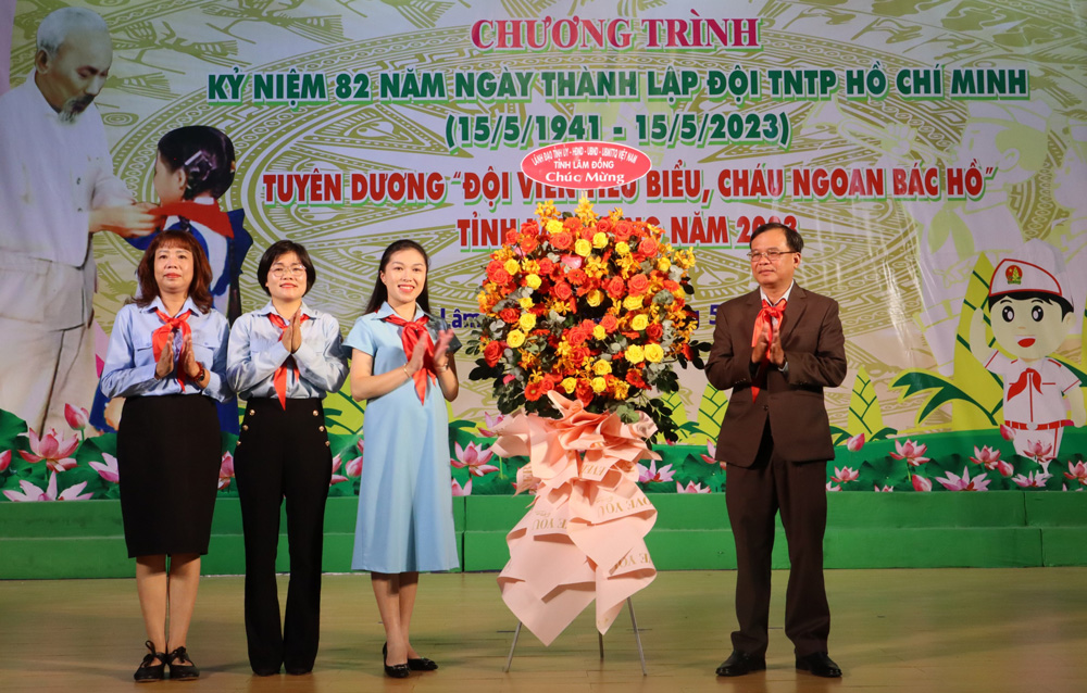 Tỉnh ủy - HĐND - UBND - Ủy ban MTTQ Việt Nam tỉnh tặng hoa chúc mừng Hội đồng Đội tỉnh