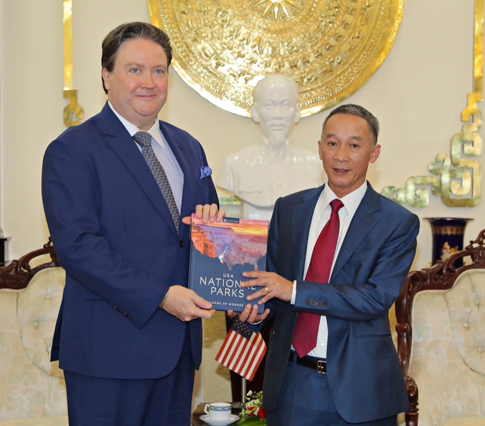 Đại sứ Hoa Kỳ tại Việt Nam Marc E. Knapper tặng quà lưu niệm cho Chủ tịch UBND tỉnh Lâm Đồng Trần Văn Hiệp trong buổi tiếp xã giao sáng nay