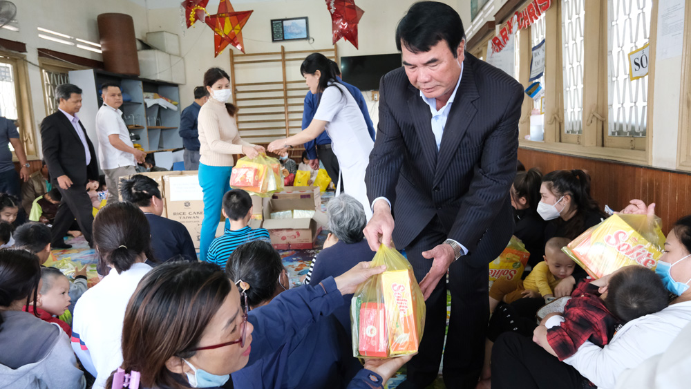 Phó Chủ tịch UBND tỉnh Phạm S tặng quà tại Khoa Nhi trẻ em khuyết tật (Bệnh viên phục hồi chức năng)