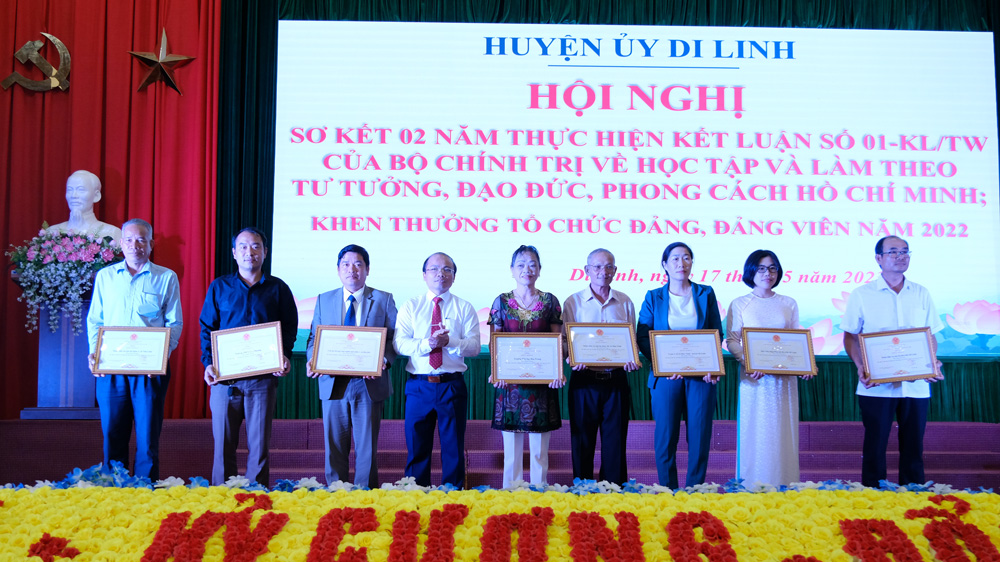 Chủ tịch UBND huyện Di Linh khen thưởng các tập thể có thành tích xuất sắc trong học tập và làm theo tư tưởng, đạo đức, phong cách Hồ Chí Minh giai đoạn 2021 - 2023