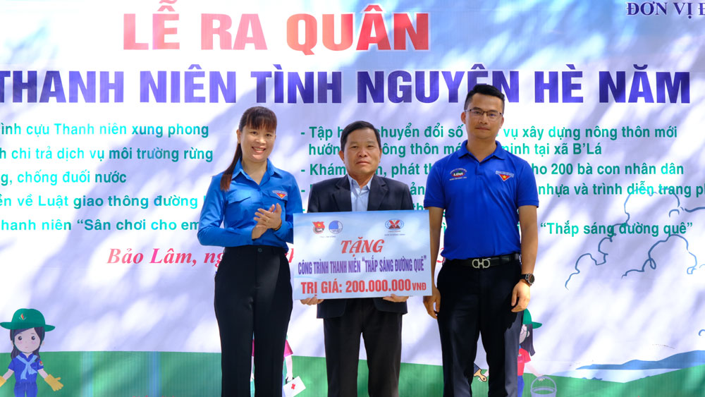 Tập đoàn Công nghiệp Than - Khoáng sản Việt Nam trao tặng công trình Thắp sáng đường quê trị giá 200 triệu đồng