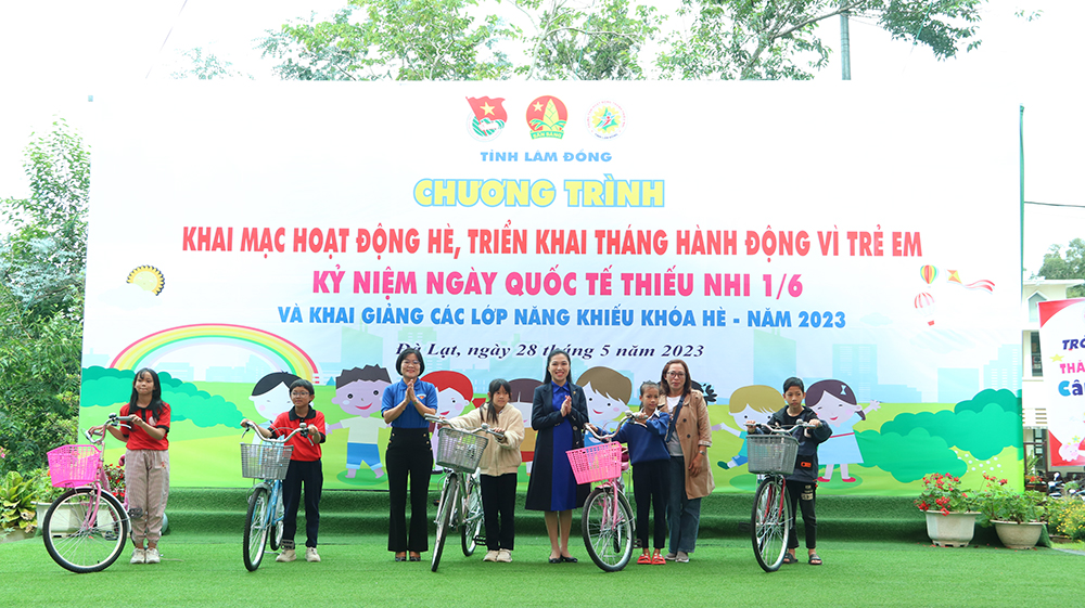 Trung tâm Hoạt động Thanh thiếu nhi tỉnh phối hợp cùng các nhà tài trợ trao tặng 5 chiếc xe đạp tiếp sức đến trường
