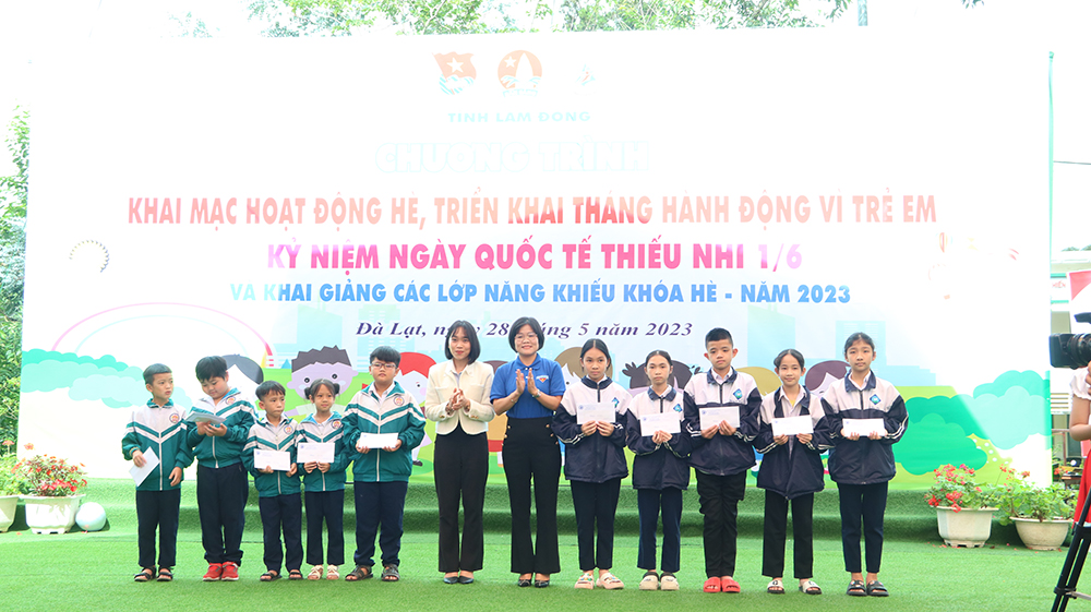 Trao học bổng cho học sinh có hoàn cảnh khó khăn 