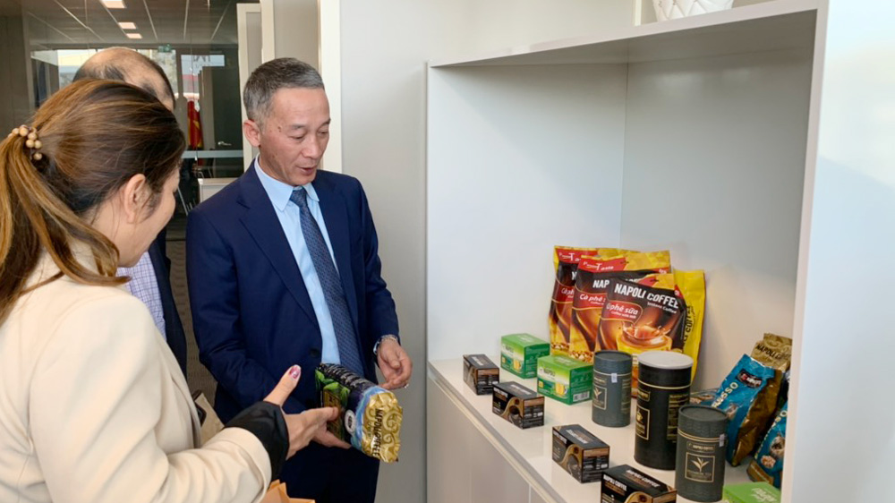Đồng chí Trần Văn Hiệp - Chủ tịch UBND tỉnh tham quan, tìm hiểu các sản phẩm tiêu biểu của Hội Doanh nhân Việt Nam tại Australia tháng 12/2022. Ảnh: CTV
