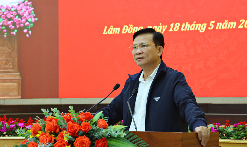 Đồng chí Hồ Văn Mười - Phó Bí thư Tỉnh uỷ, Chủ tịch UBND tỉnh Đắk Lắk phát biểu kiến nghị các vấn đề vướng mắc với Đoàn công tác của Chính phủ