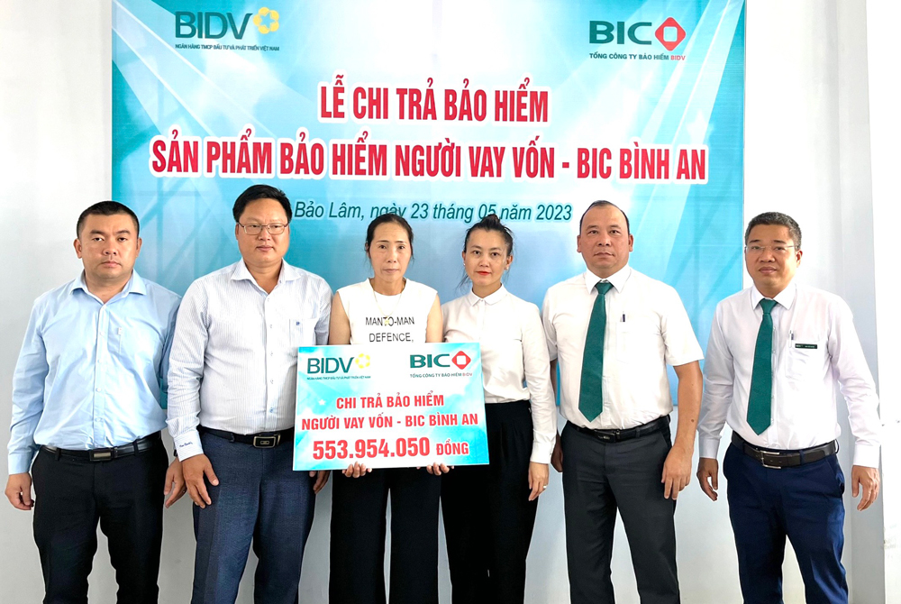 Bảo hiểm BIC Lâm Đồng chi trả quyền lợi bảo hiểm cho gia đình ông Trịnh Ngọc Tân