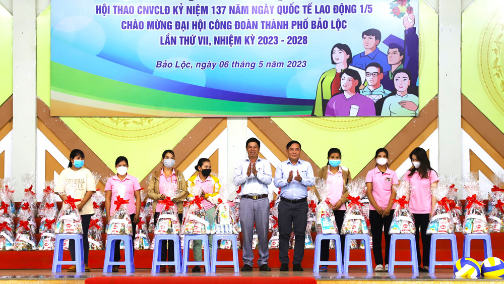 Bảo Lộc: Phát động Tháng Công nhân 2023 và trao tặng quà cho người lao động khó khăn